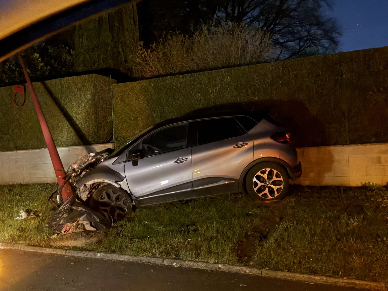 LA VOITURE FINIT SA COURSE DANS LE LAMPADAIRE