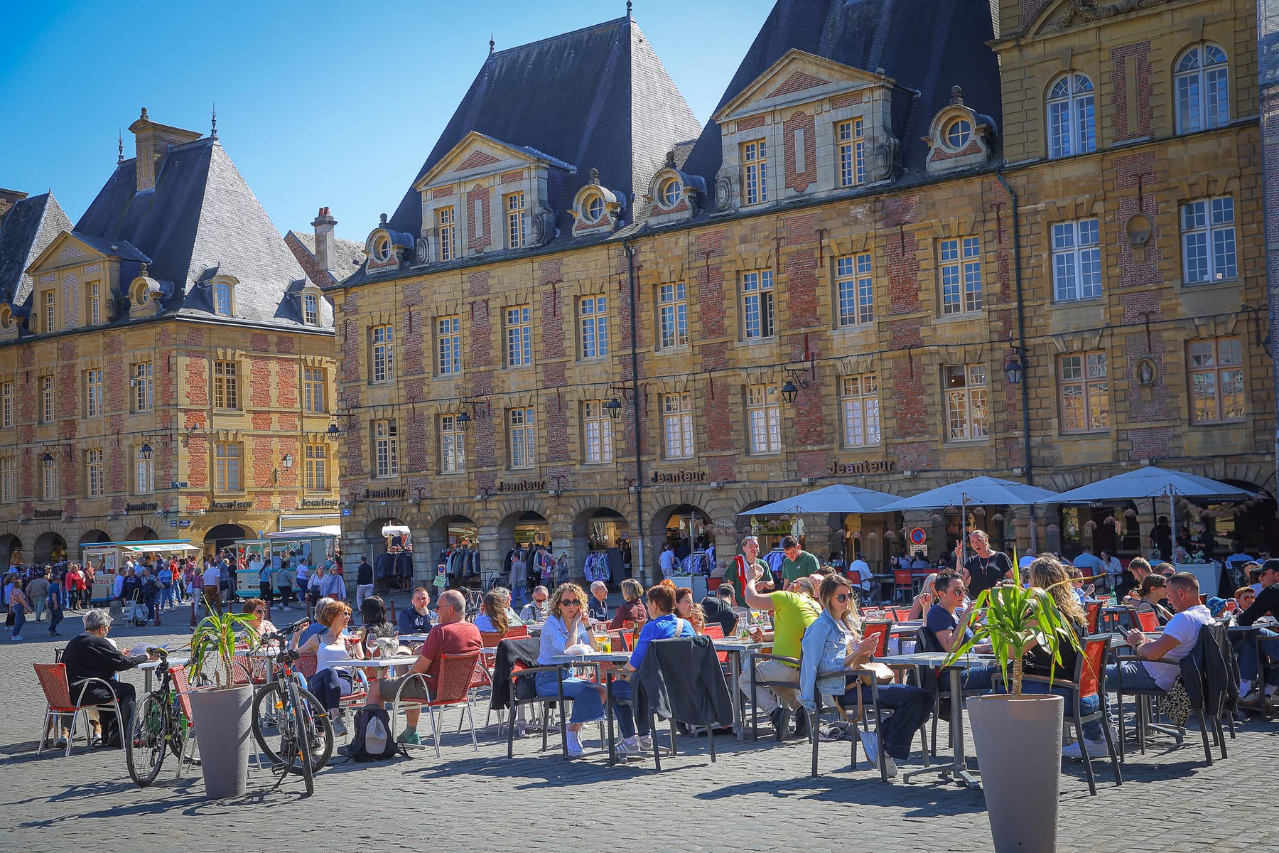 LA PLACE DUCALE PASSE EN MODE PIÉTON POUR LA SAISON