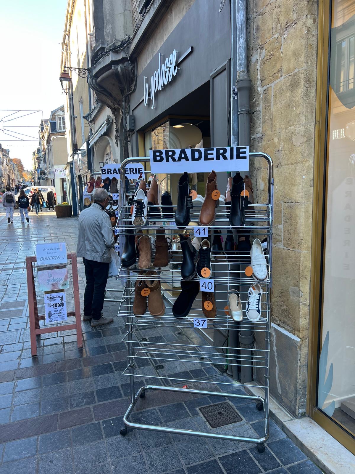 BRADERIE DE PRINTEMPS : LES CAMELOTS INVESTISSENT LE COURS BRIAND
