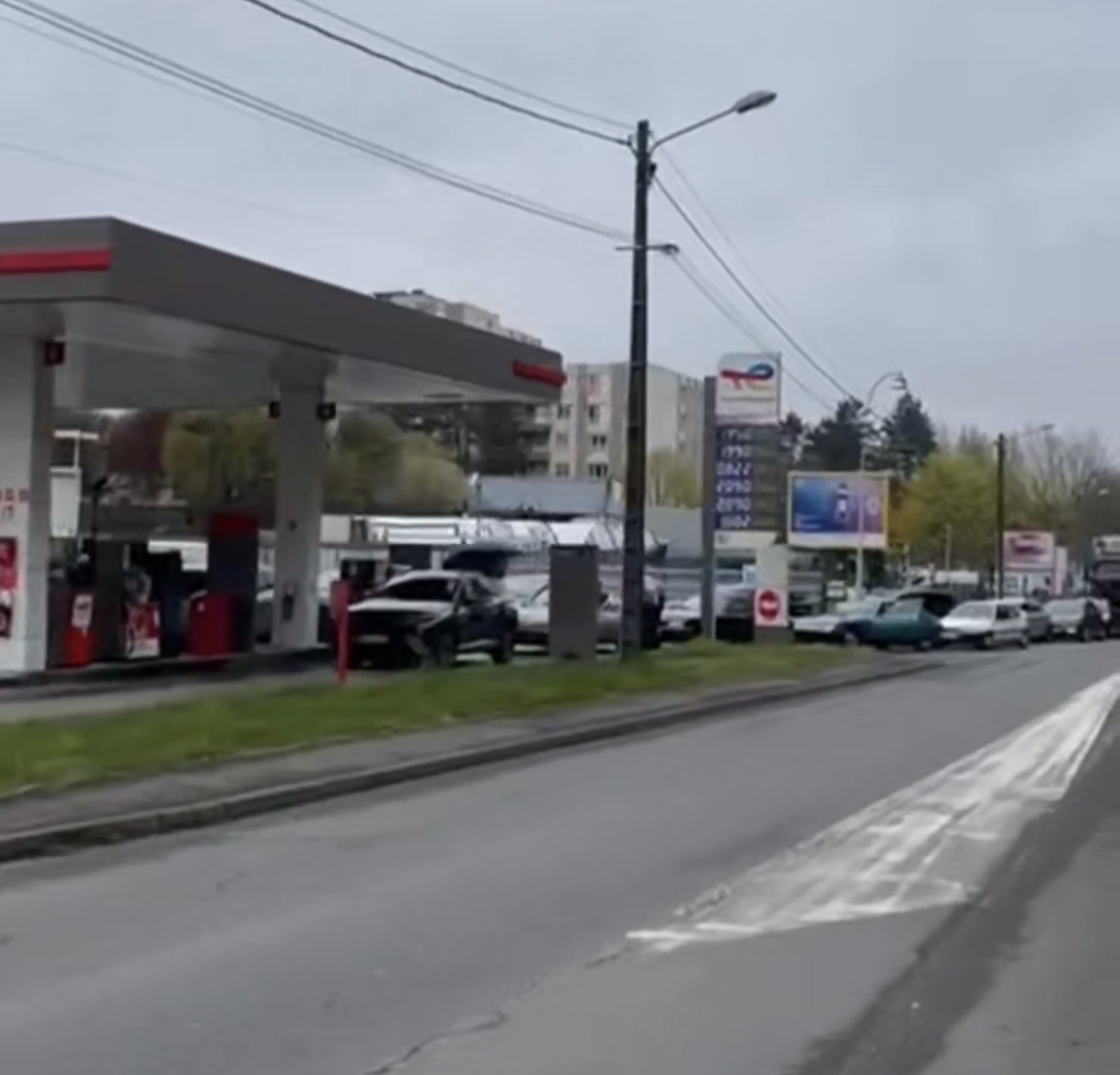 RÉAPPROVISIONNÉE, LA STATION TOTAL EST PRISE D’ASSAUT