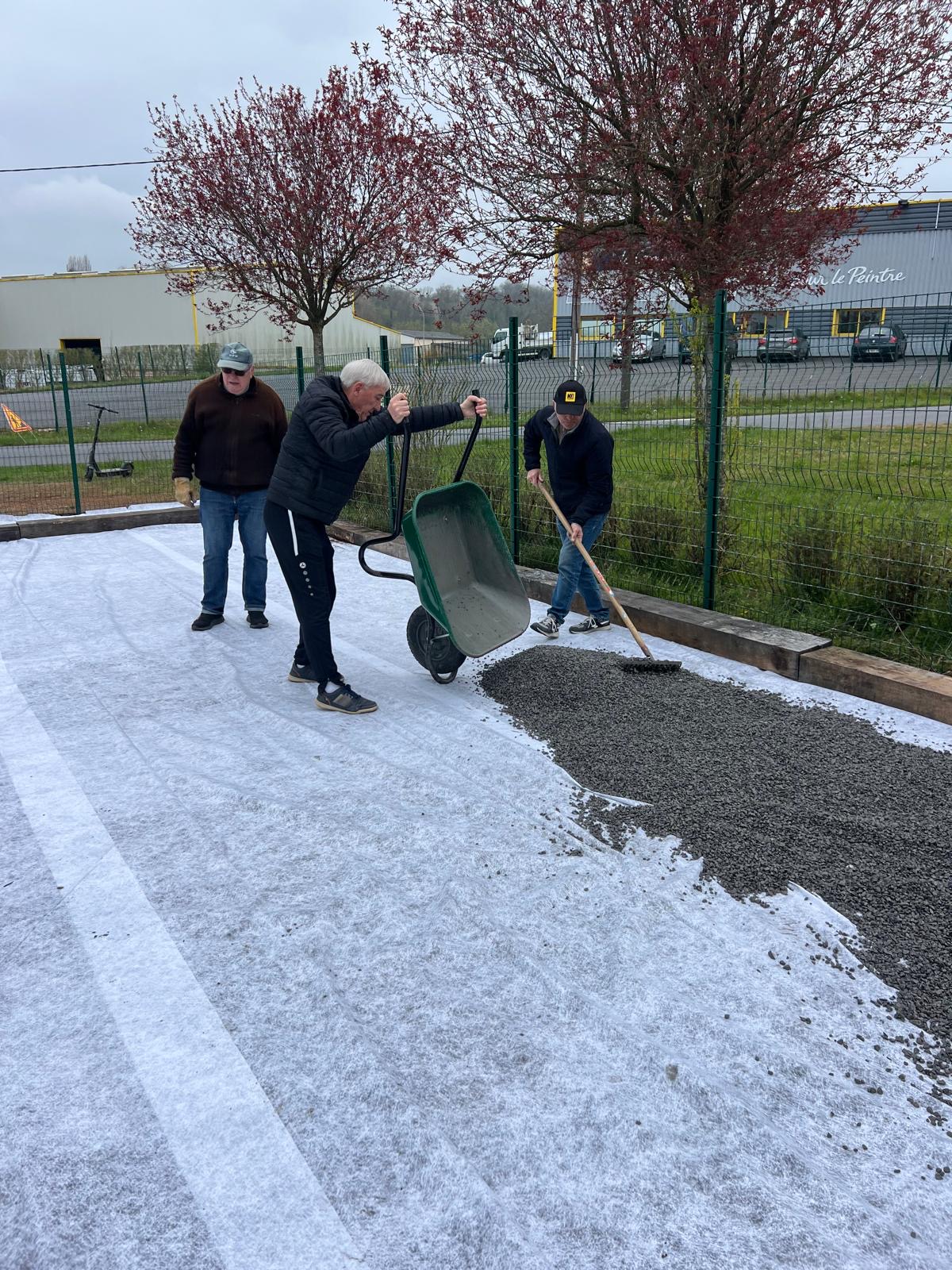 L'ASTUCE DE LA COMMUNE POUR CRÉER DEUX TERRAINS DE PÉTANQUE EN UN TEMPS RECORD