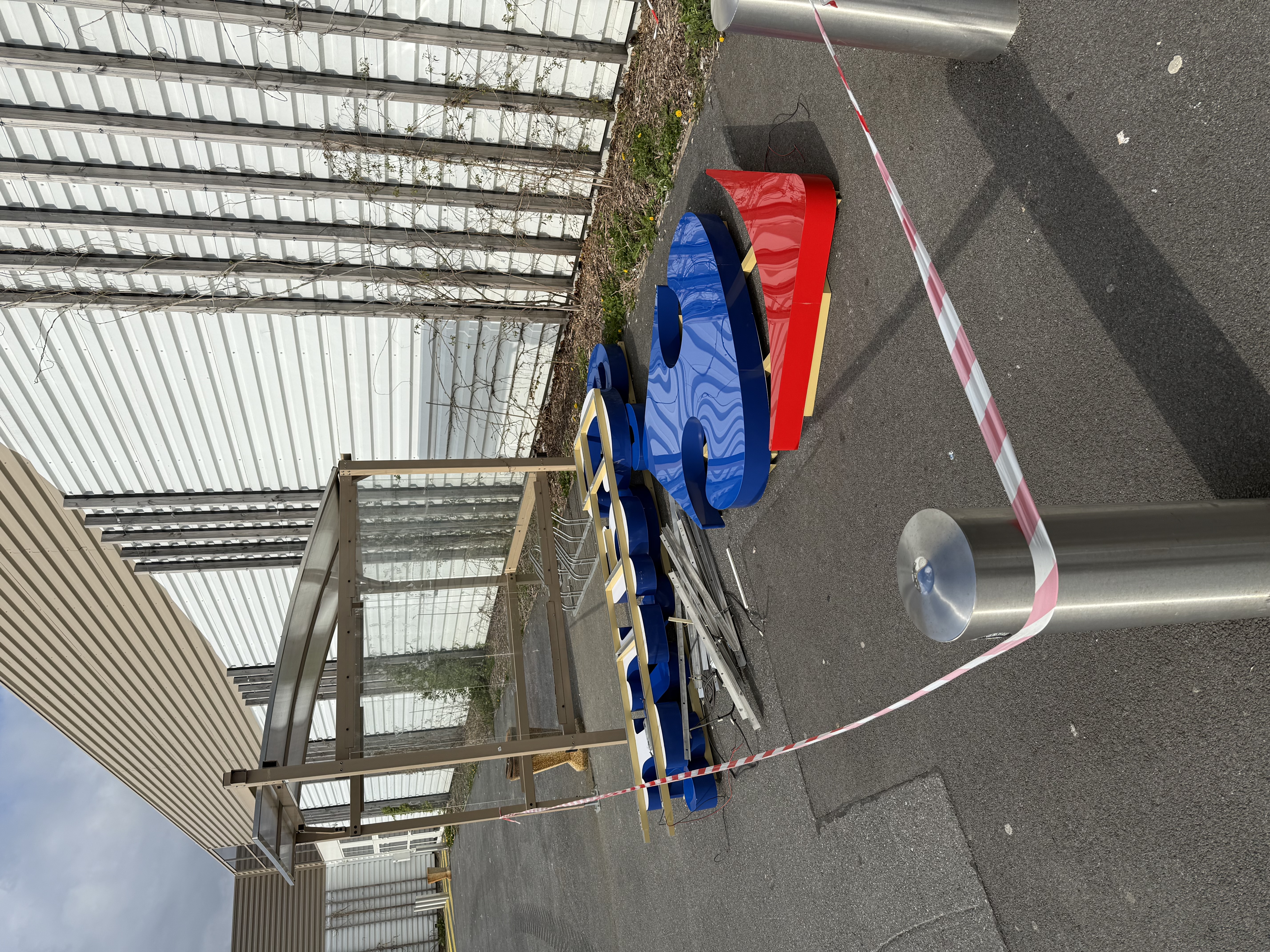 CARREFOUR C’EST FINI : L’ENSEIGNE DÉJÀ DÉMONTÉ ET LES RAYONS VIDÉS