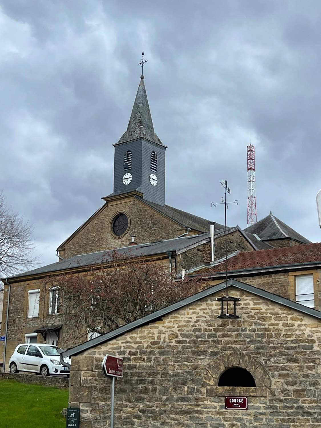 L’IMMENSE ANTENNE RELAIS FAIT POLÉMIQUE