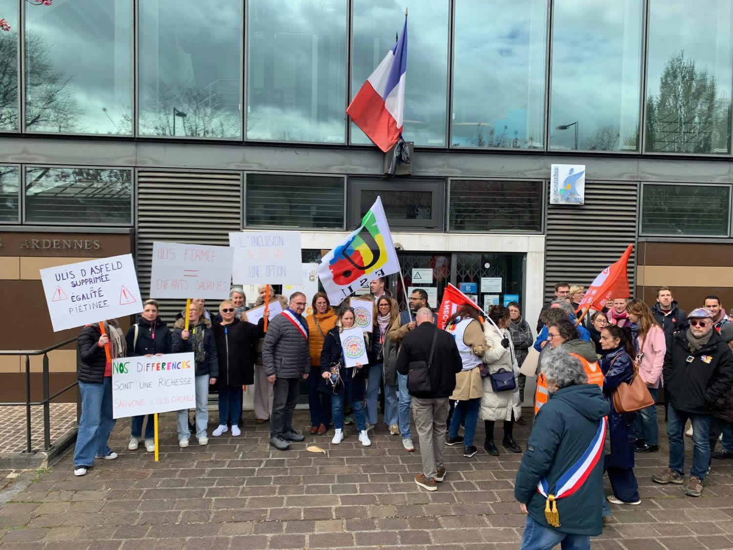 UNE GRÈVE SUIVIE DEVANT LA DIRECTION DES SERVICES DE L’ÉDUCATION NATIONALE