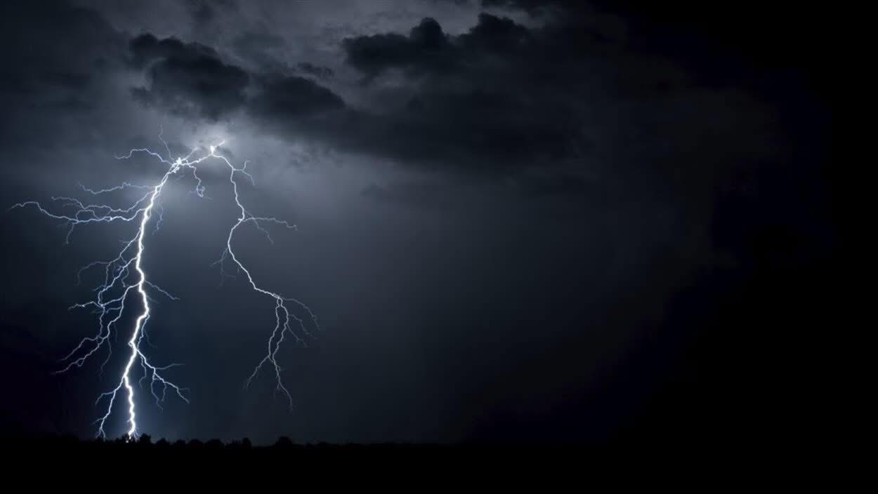 LA FOUDRE PROVOQUE UN DÉBUT D’INCENDIE DANS UNE MAISON