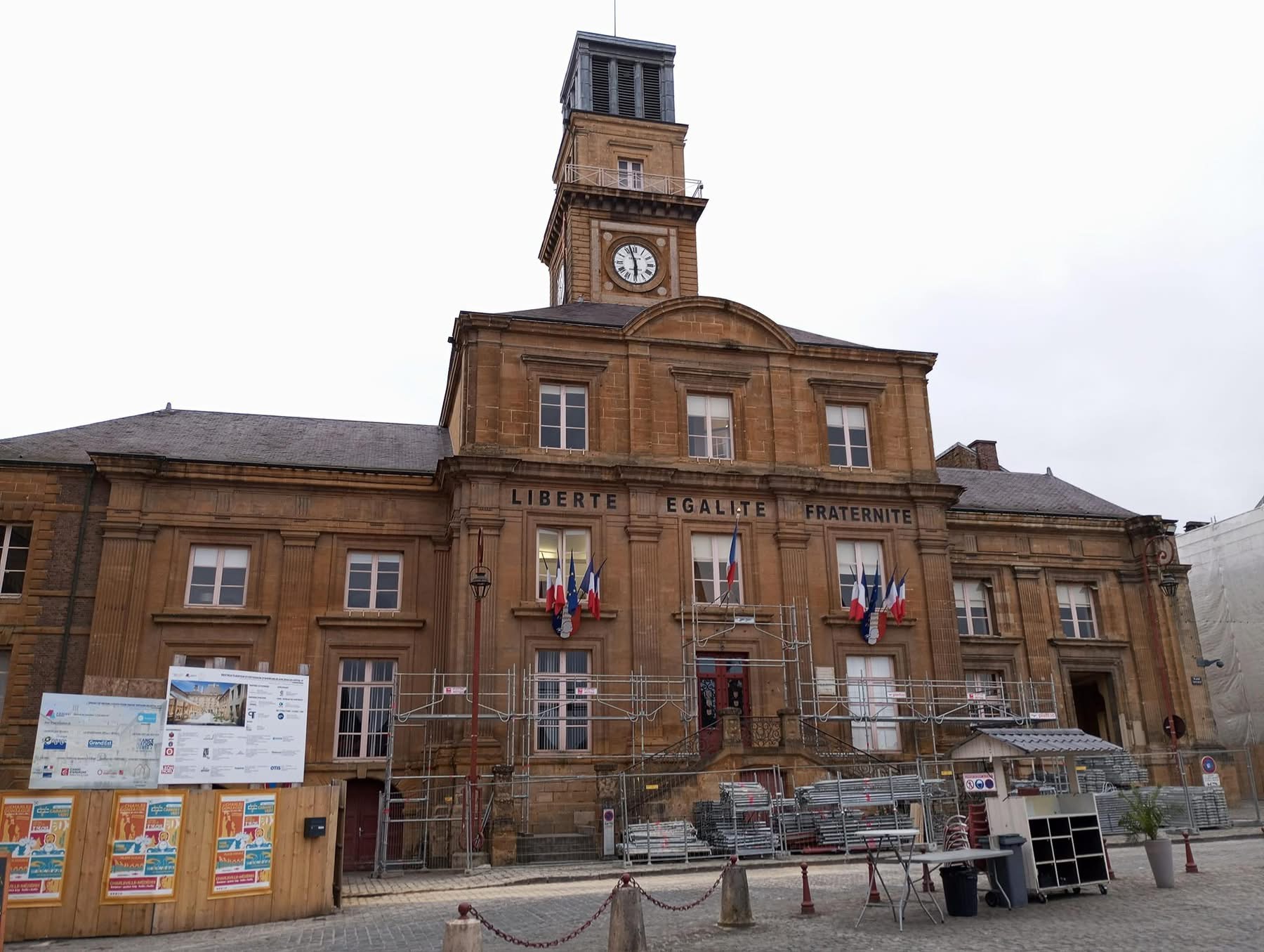 PLACE DUCALE, UNE MAIRIE TOUTE NEUVE
