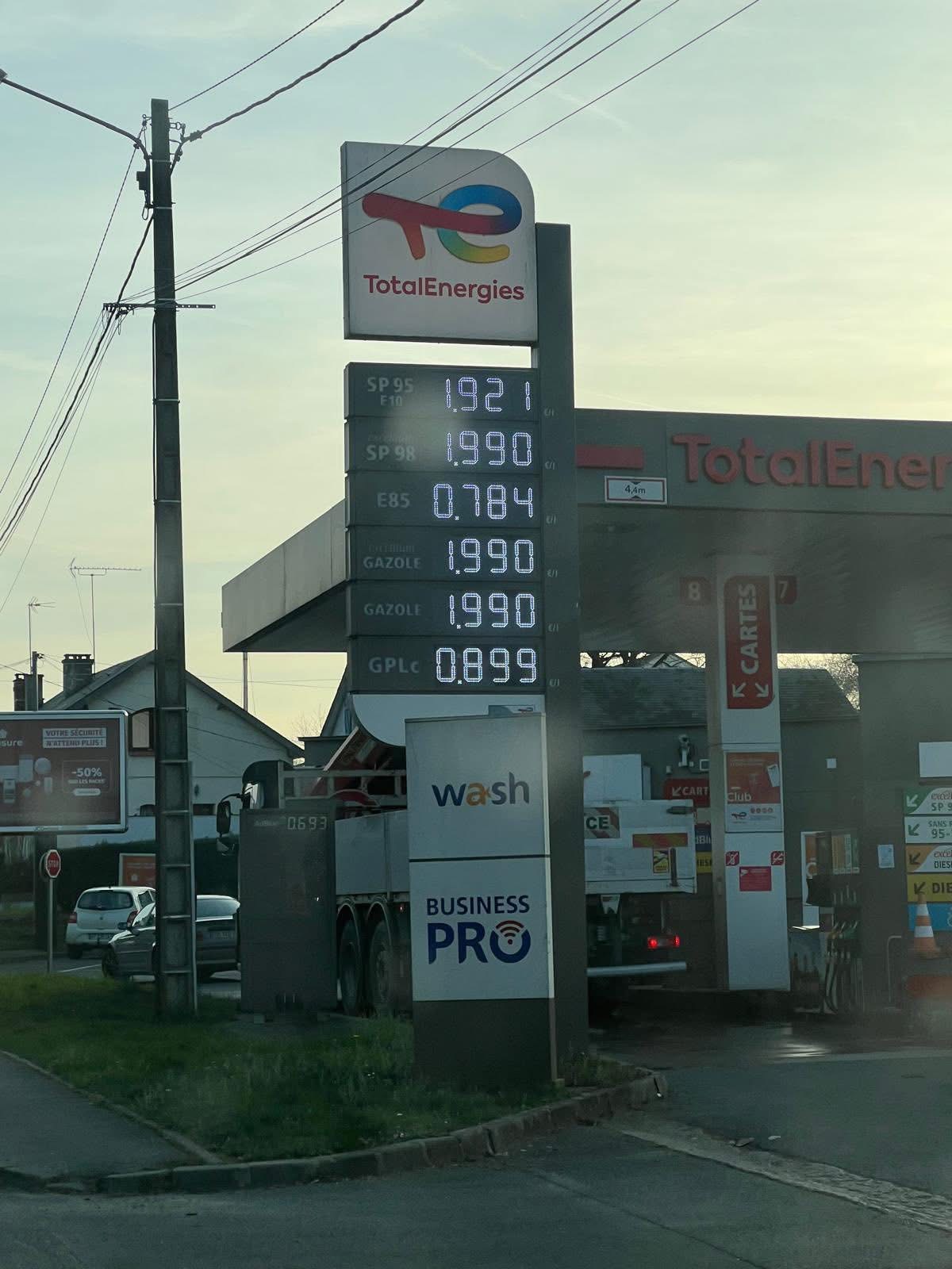 CARBURANT EN HAUSSE : FAUT-IL PASSER LA FRONTIÈRE POUR FAIRE LE PLEIN ?