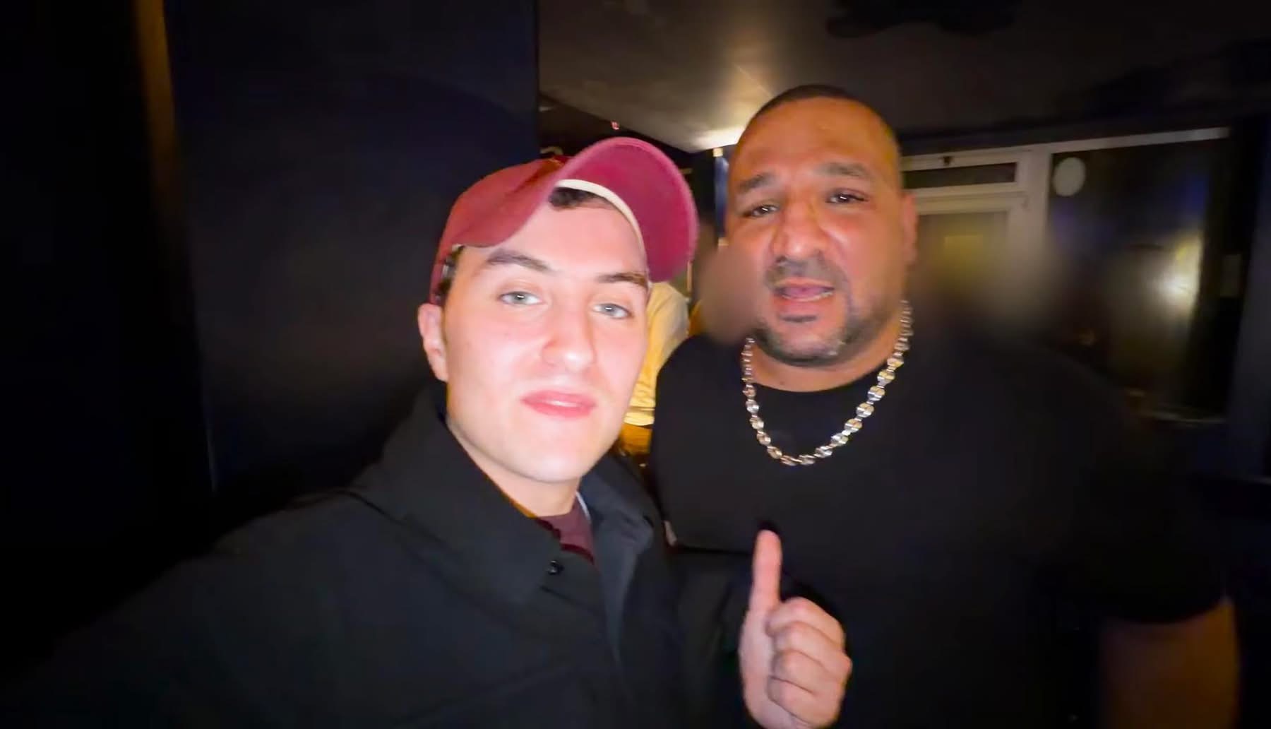 LA VIDÉO CARTONNE : LE CAROLO MEHDI POGGI COMPLICE D’HUGO POSÉ SUR YOUTUBE