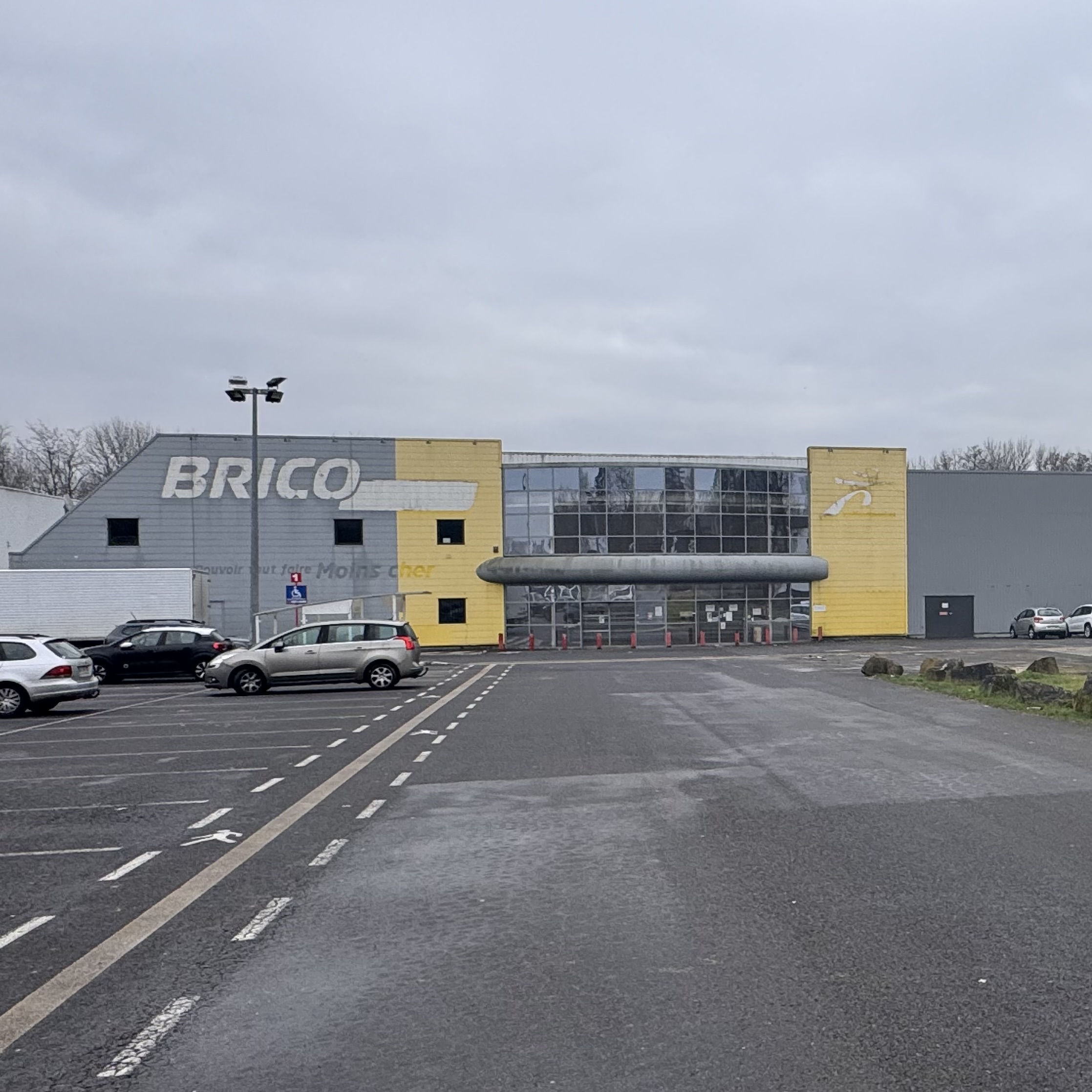 LA FRANCHISE MARCHÉ AUX AFFAIRES PRÊTE À INVESTIR L’ANCIEN BRICOMARCHÉ