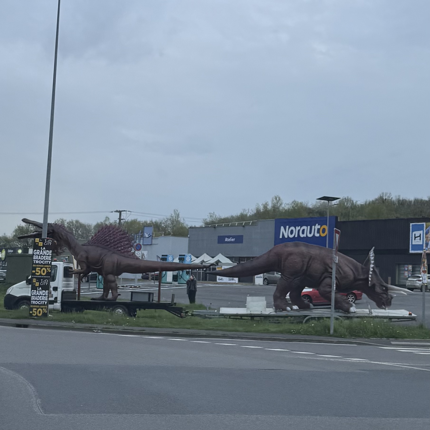 DES DINOSAURES APERÇU SUR LA ZONE DE HYPER U