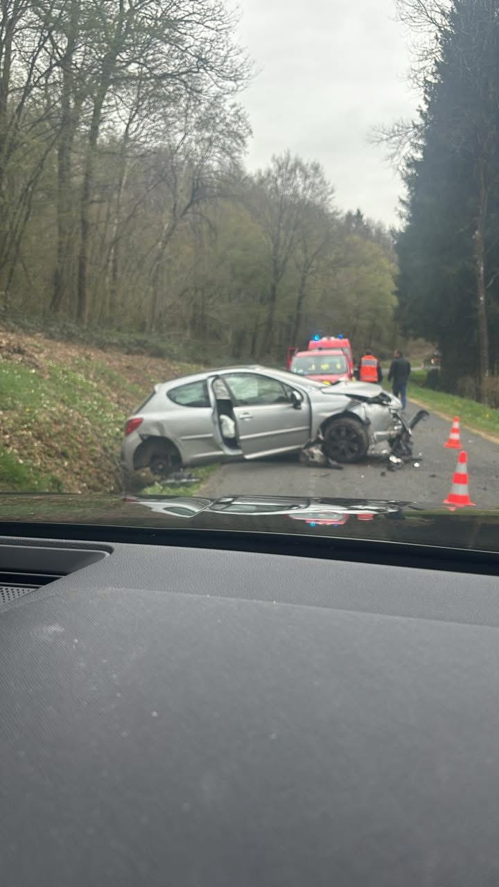 UNE VOITURE SE RETROUVE EN FÂCHEUSE POSTURE 