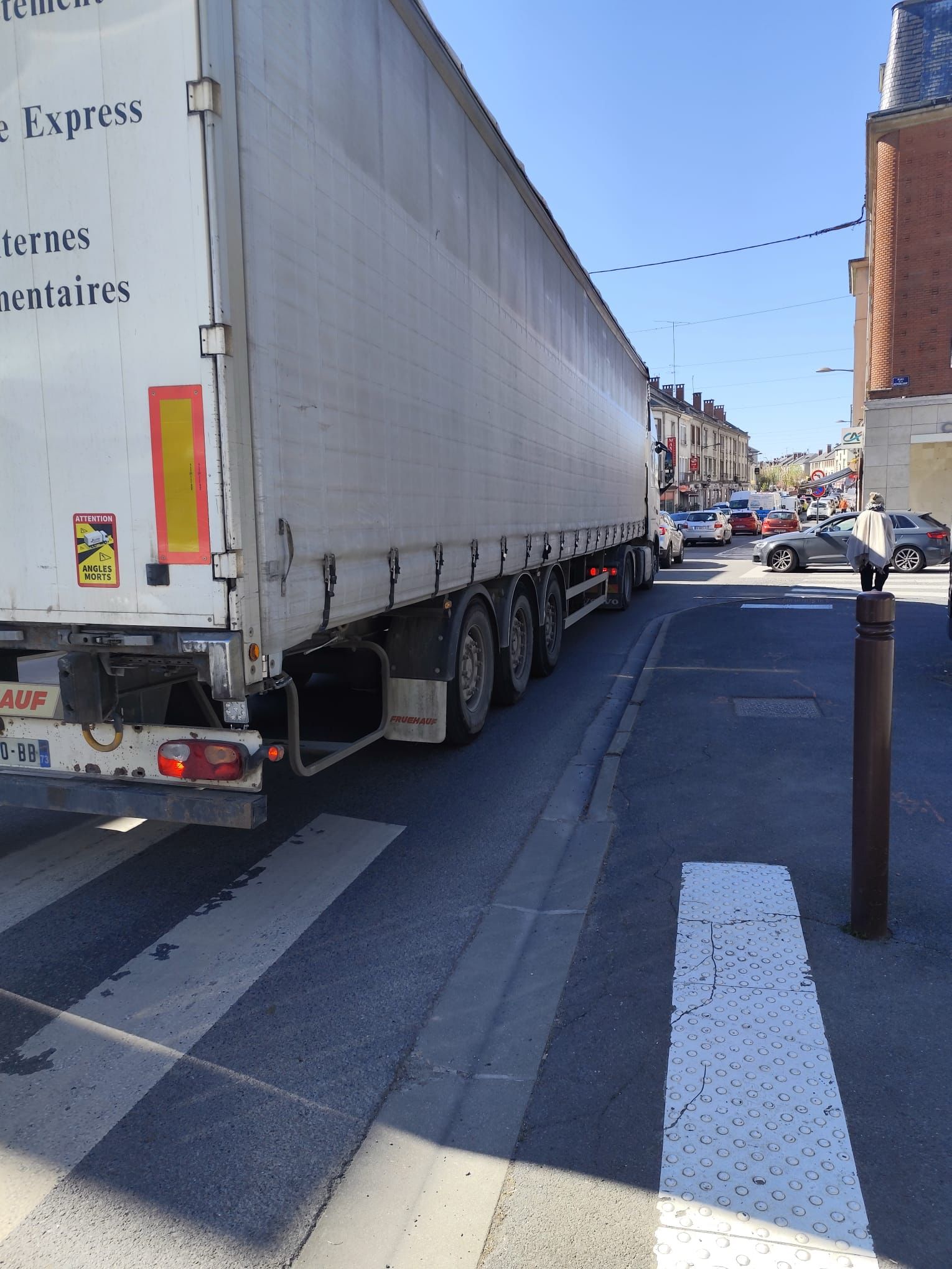 LE CENTRE-VILLE PARALYSÉ PAR L’ACCIDENT SUR L’A34