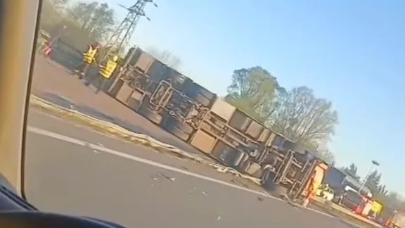 UN CAMION TRANSPORTANT DES VACHES SE COUCHE SUR L’A34
