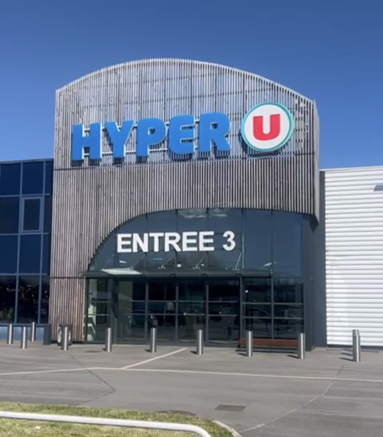 LA TRANSFORMATION SE POURSUIT : L’ENSEIGNE HYPER U S’AFFICHE SUR LA FAÇADE DU MAGASIN